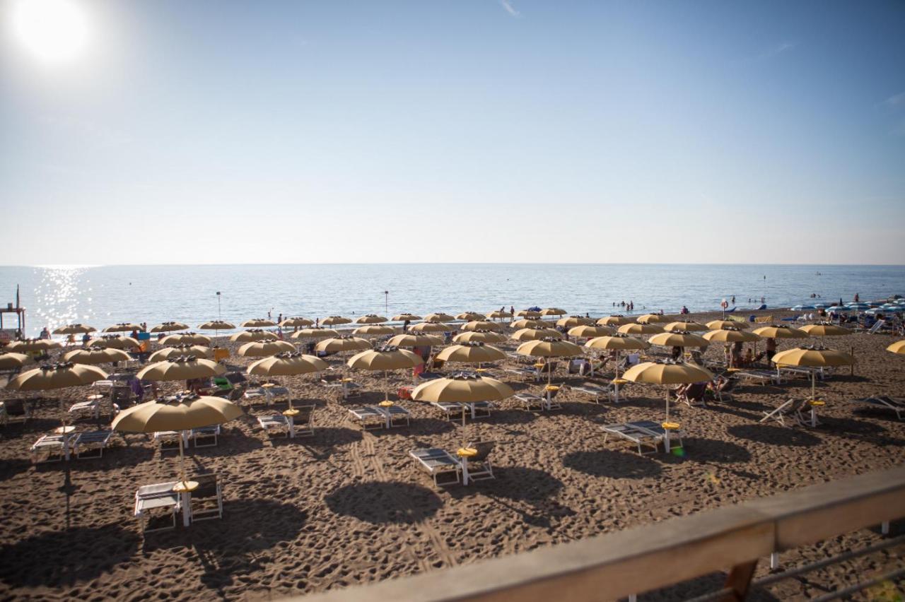 Апартаменти Miledy Monolocale Direttamente Sul Mare Марина-ді-Кастаньєто-Кардуччі Екстер'єр фото